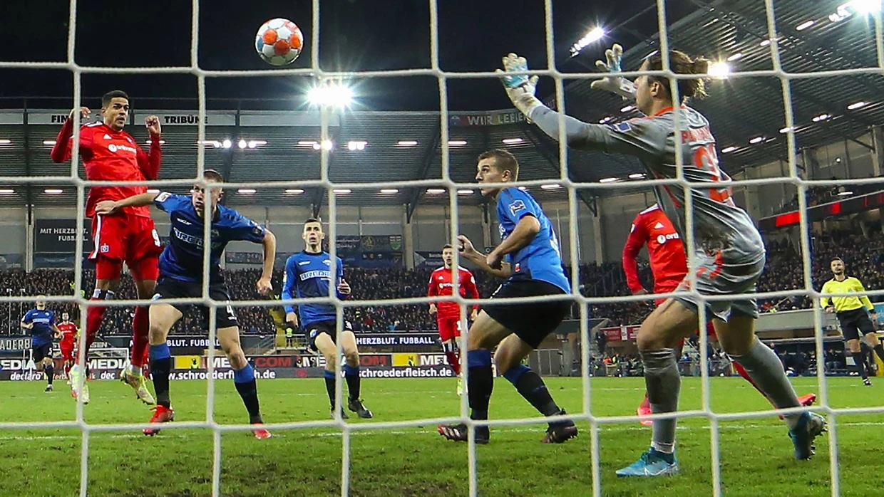 Paderborn-Keeper Jannik Huth wehrt einen Kopfball von HSV-Stürmer Robert Glatzel ab.