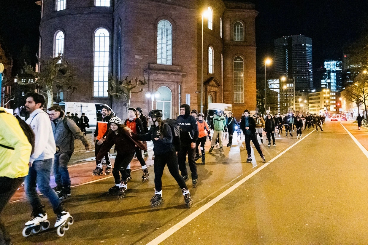 Rasant geht es auch an der Paulskirche vorbei.