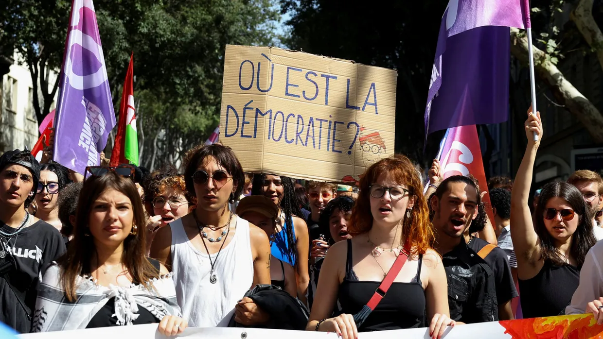 Demonstranten protestieren gegen die Ernennung von Michel Barnier zum neuen französischen Premierminister in Marseille.