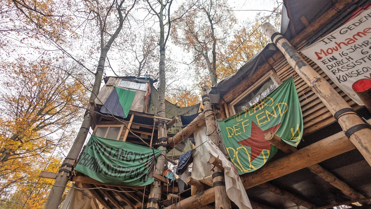 Zentrale aus Holz: Im größten  Baumhaus im Protestcamp gibt es auch einen Ofen und eine Küche.