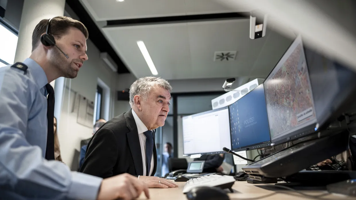 Nordrhein-Westfalens Innenminister Herbert Reul (CDU) lässt sich bei der Polizei in Mönchengladbach ein neues GPS-Monitoring-System zeigen.