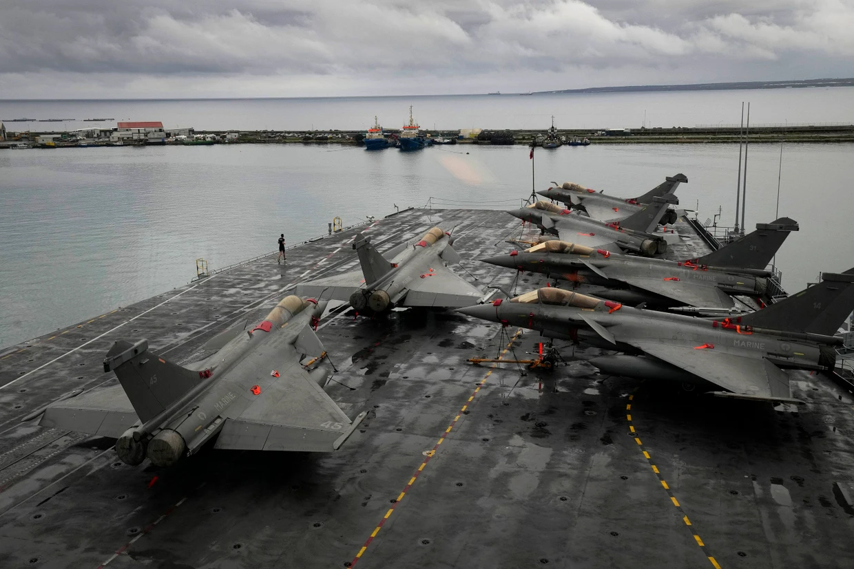 Rafale-Kampfjets auf dem französischen Atomflugzeugträger Charles de Gaulle