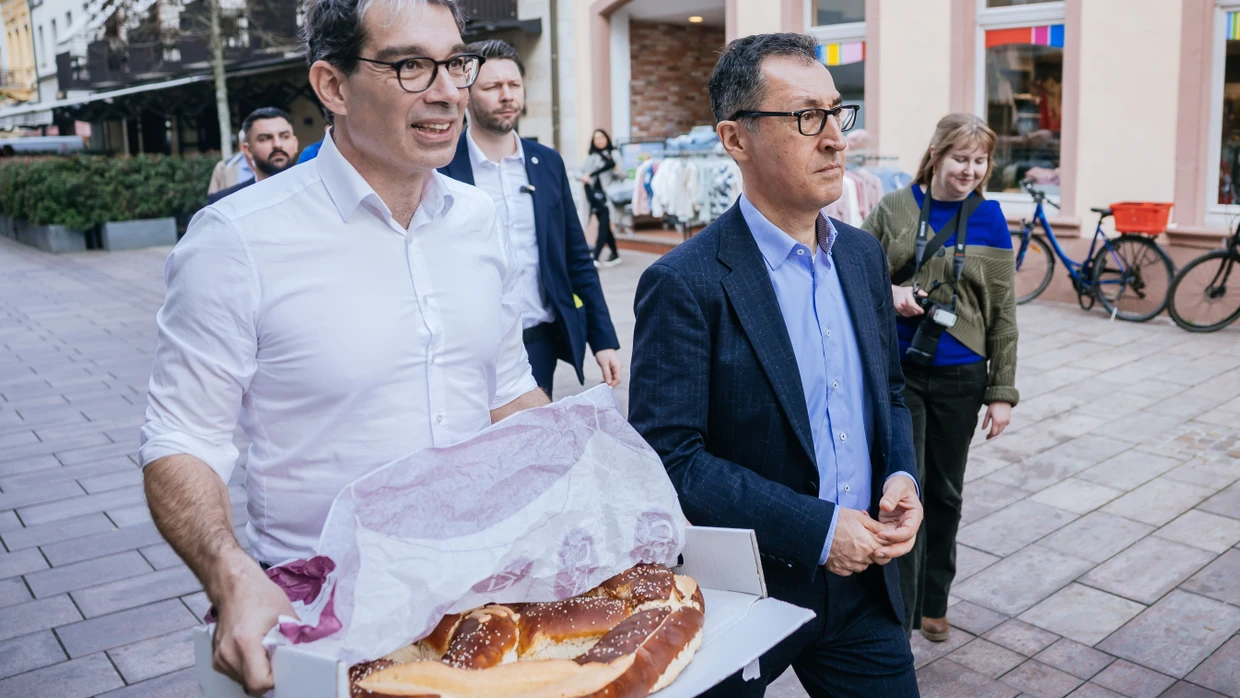 Verrückte Zeiten: Cem Özdemir und der Landtagsabgeordnete des Wahlkreises Schwetzingen, Andre Baumann.