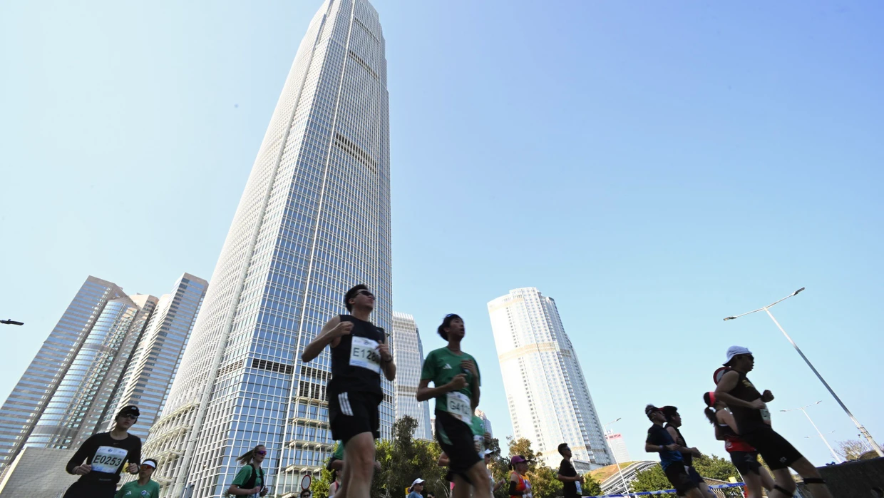 Es ist ein weiter Weg: Nach dem brutalen Durchgreifen Chinas muss sich die Finanzmetropole wieder positionieren.