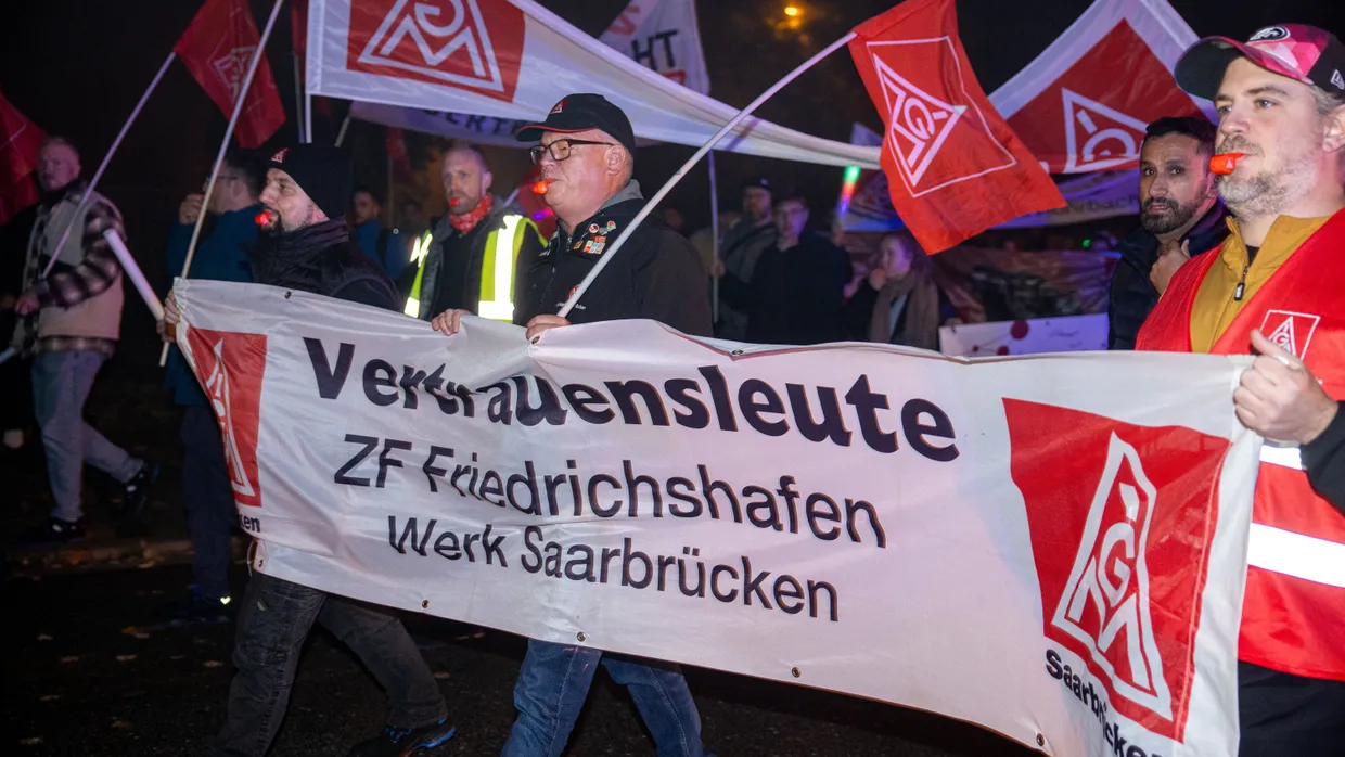 Protestierende ZF-Mitarbeiter in Saarbrücken: Der Standort des Zulieferers ist besonders betroffen.