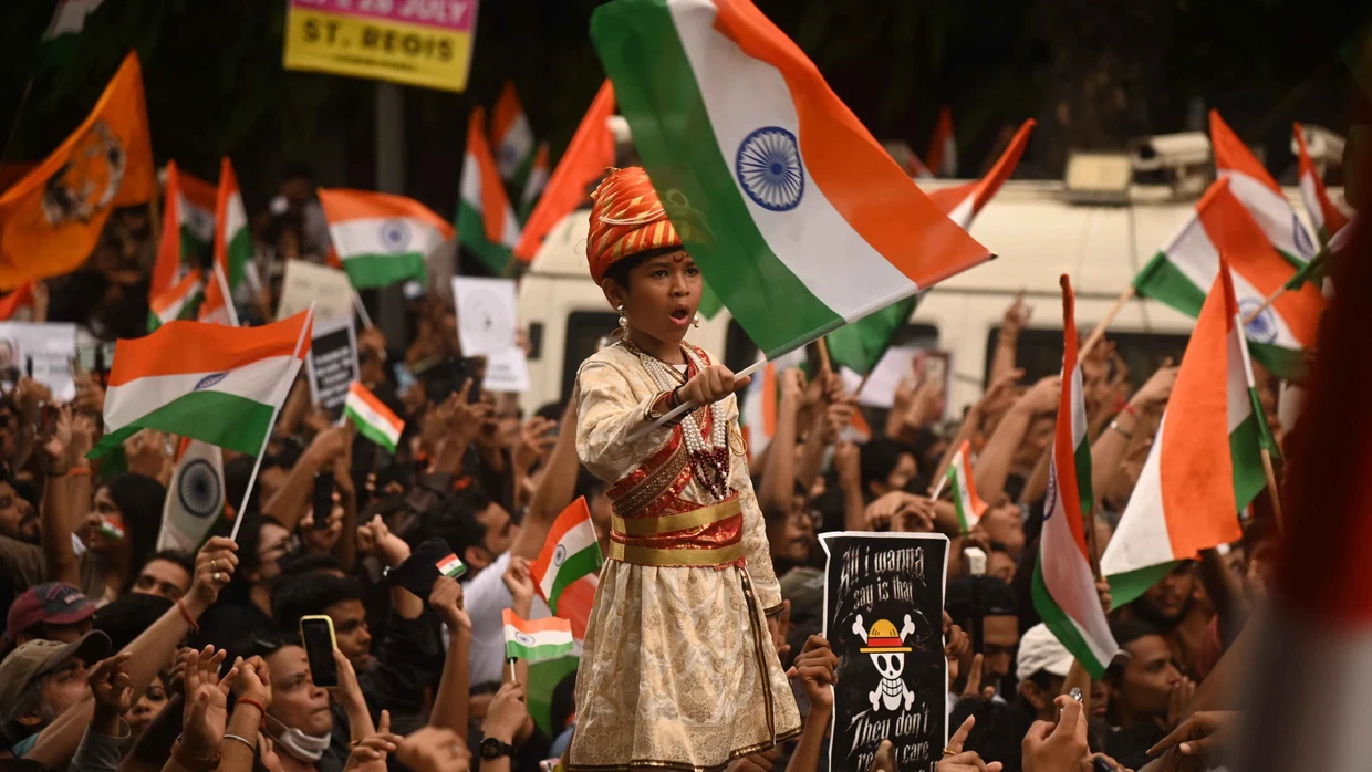 26.07.2026, Indien, Mumbai: Anhänger der „Cockroach Janta Party“ feiern den Rücktritt des Bildungsministers.