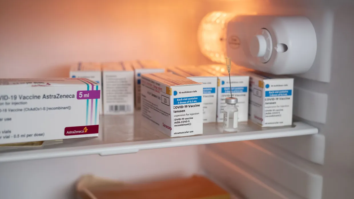 Corona-Impfstoffe liegen in einem Kühlschrank in einer Arztpraxis.