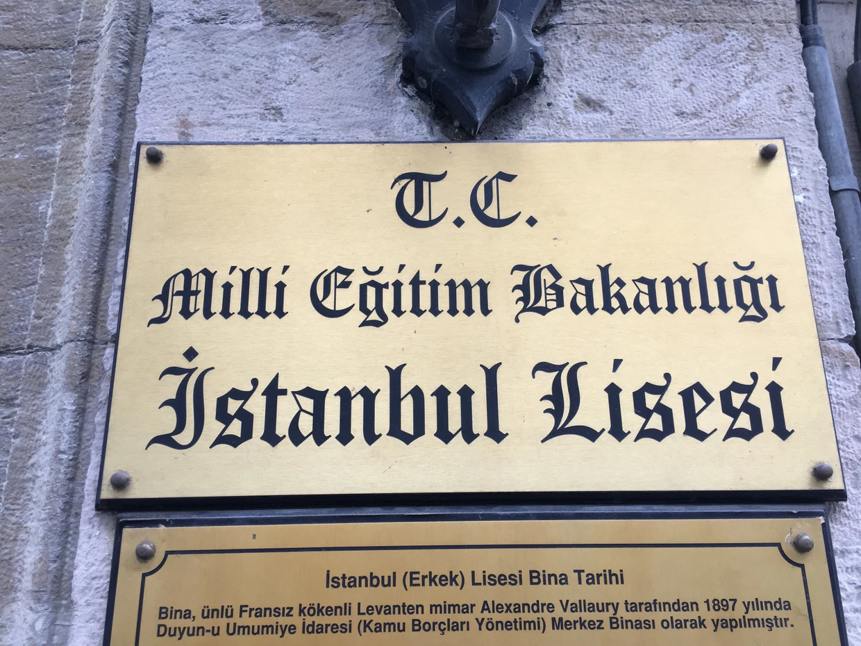 Das Schild der İstanbul Erkek Lisesi in Istanbul