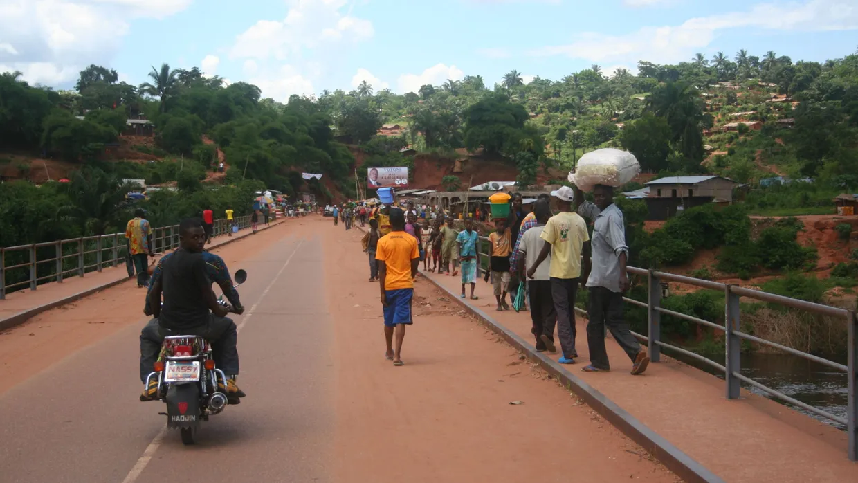 Fernreisen für alle: Zwischen Kinshasa und Kikwit ist ein reger Handel entstanden, seit die asphaltierte Straße fertig ist – und man für den Warentransport nur einen Tag statt eine Woche braucht.