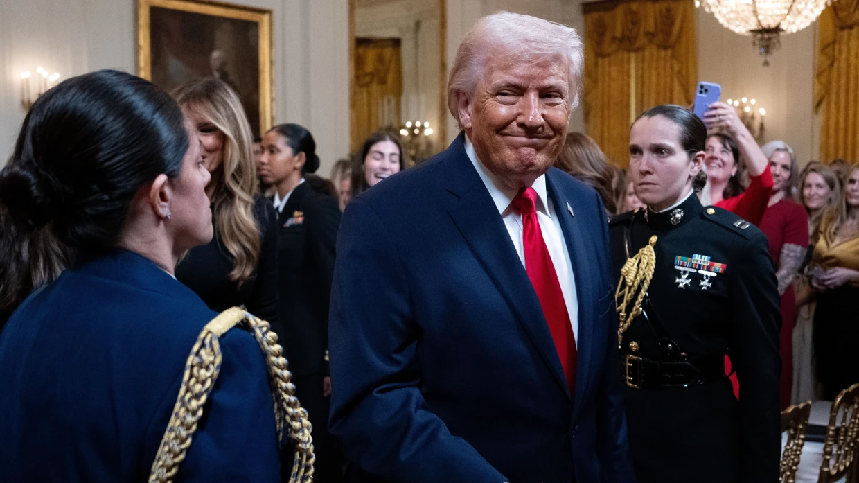 US-Präsident Donald Trump verlässt eine Veranstaltung zum Women's History Month im East Room des Weißen Hauses.