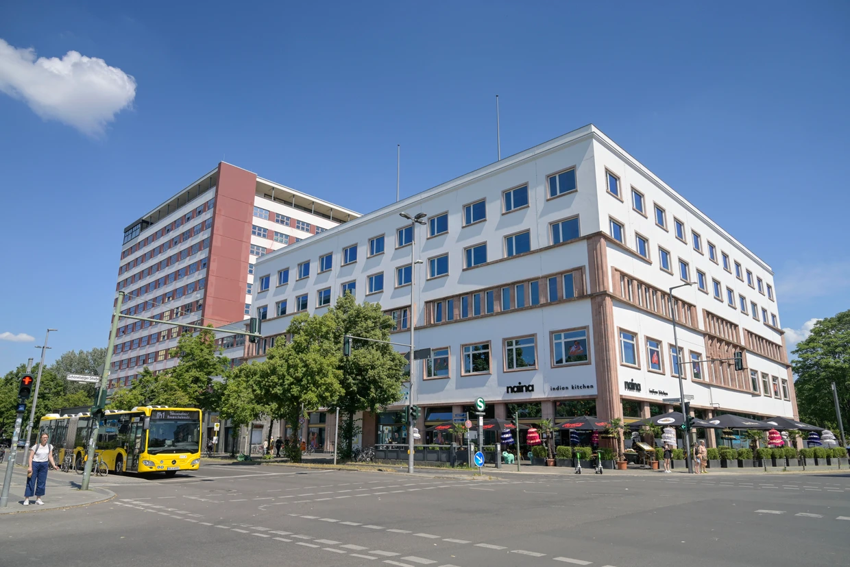 Das Deutschlandhaus liegt beim Anhalter Bahnhof, wo eigentlich auch das von Christoph Stölzl konzipierte Exilmuseum seine Heimat finden sollte.
