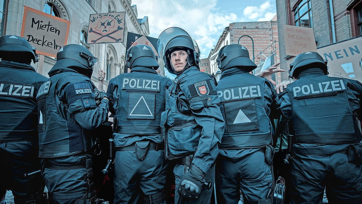 Eingekesselt: Jan Vogt (Justus Johanssen) und seine Kollegen