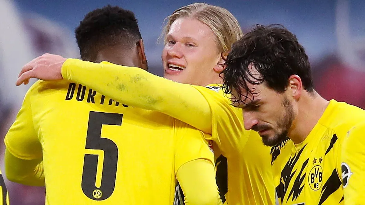 Erling Haaland lässt sich von den Kollegen beglückwünschen.