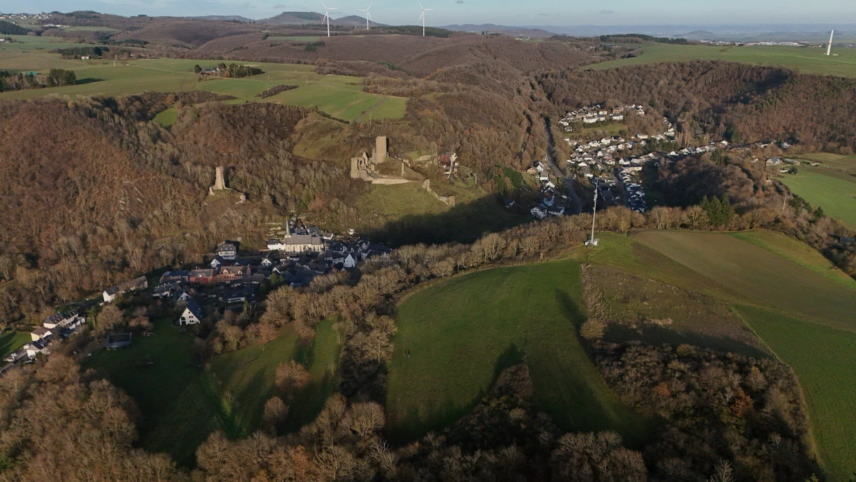 Rheinland-Pfalz: Das Luftbild zeigt die Ortschaft Monreal im Landkreis Mayen-Koblenz, wo am Freitag eine Leiche in einem Waldstück entdeckt wurde.