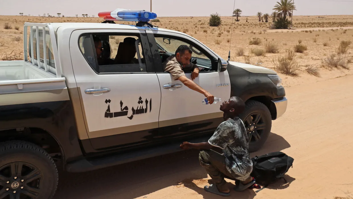 Libysche Grenzwächter versorgen einen Migranten mit Wasser (Aufnahme vom Sonntag)