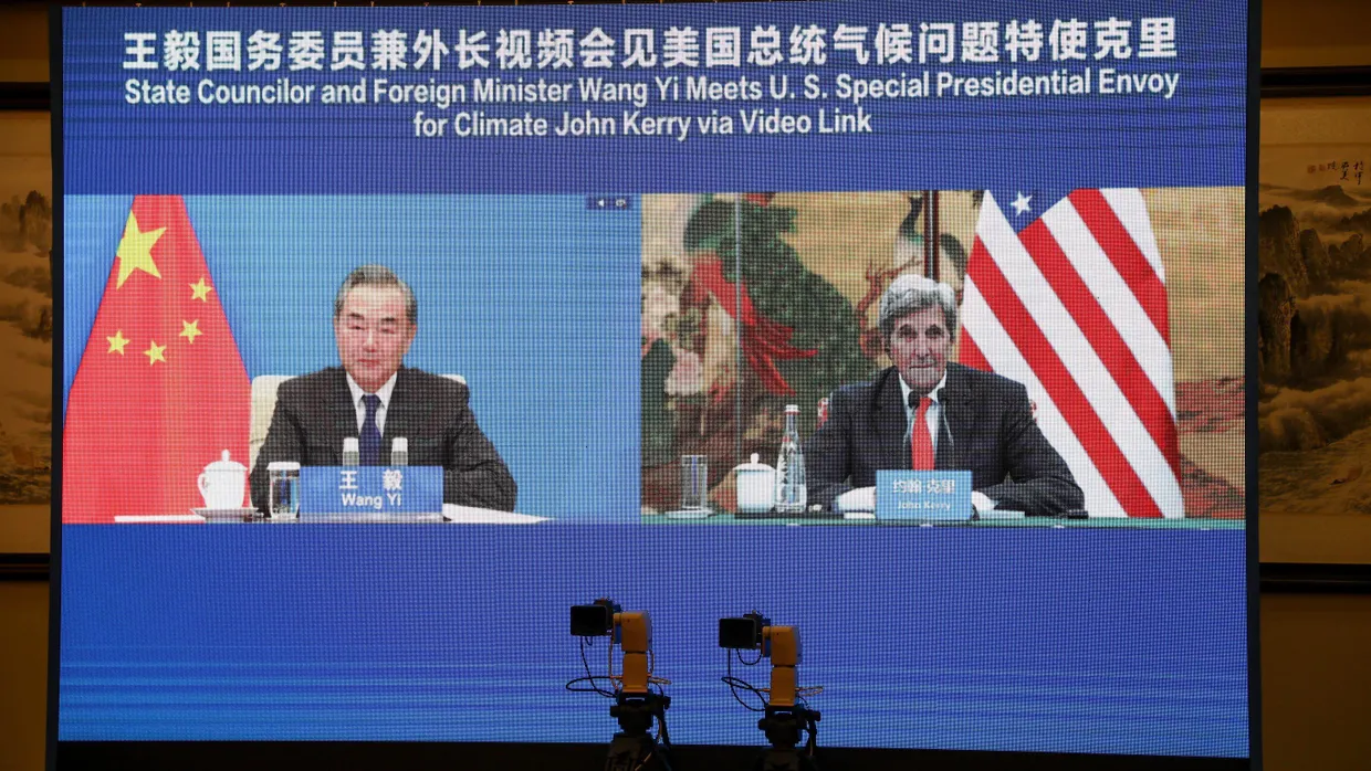 Wang Yi, chinesischer Außenminister, und John Kerry, Sonderbeauftragter des amerikanischen Präsidenten für Klimafragen, bei einem digitalen Gespräch im September in Tianjin