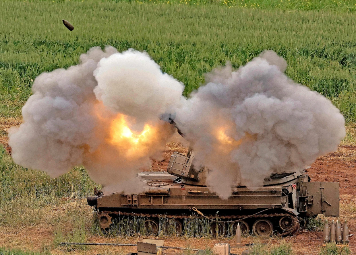 Eine israelische Panzerhaubitze feuert von einer Stellung in Nordisrael auf ein Ziel hinter der Grenze zu Libanon