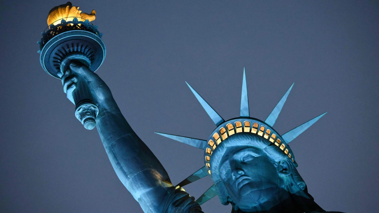 Die Freiheitsstatue ist zu den Feierlichkeiten zum 250. Geburtstag der USA beleuchtet.