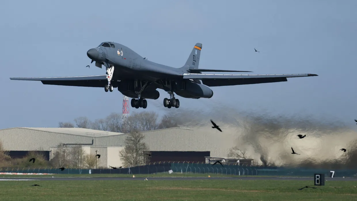 Ein amerikanischer B-1-Bomber startet am Dienstag von dem britischen Stützpunkt Fairford