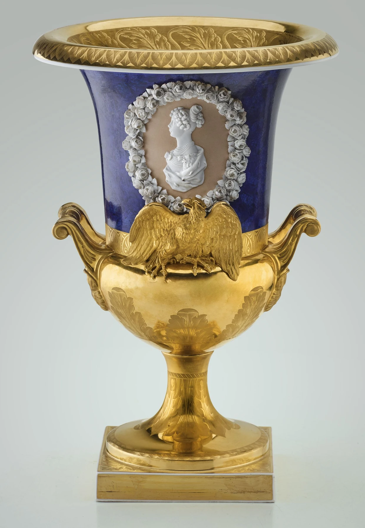 Preis auf Anfrage beim Kunsthandel Franke (Bamberg): Porzellanvase der Königlichen Porzellanmanufaktur Berlin mit dem Medaillon-Relief der Prinzessin Luise von Preußen