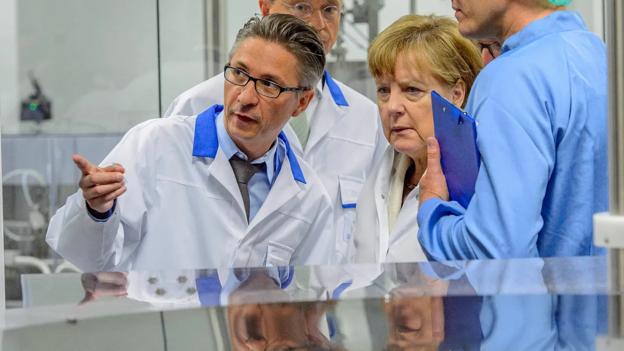 Deutungshoheit: Clemens Dietrich erläutert, Angela Merkel hört interessiert zu.