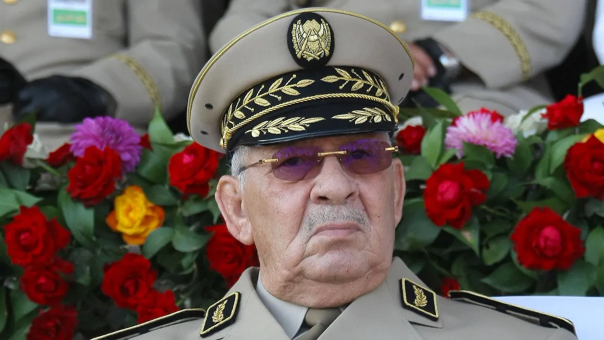 Der militärische Befehlshaber der Streitkräfte, Gaed Salah, nimmt an einer Militärparade in Algeriens Hauptstadt Algier teil.