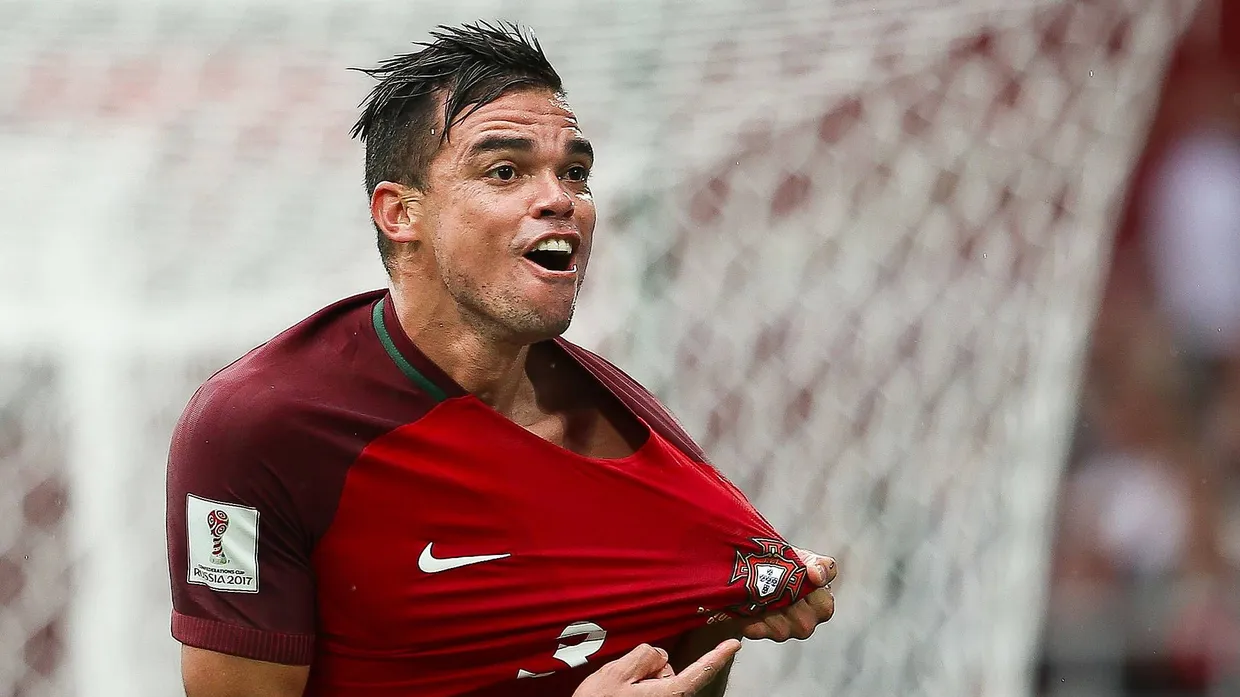 Portugals Pepe gelingt in letzter Minute der Ausgleich.