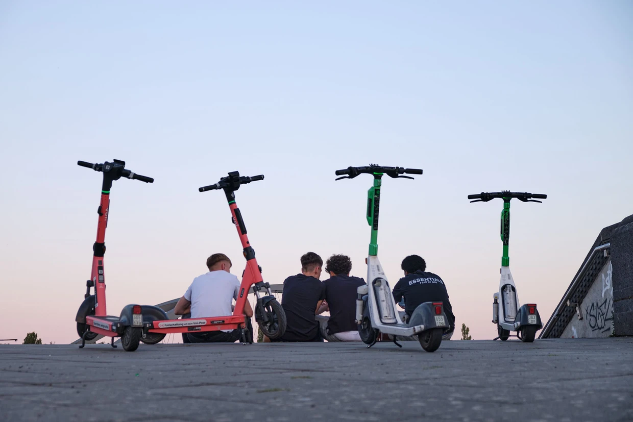 Draußen chillen: Weil ihnen sichere Orte zum Treffen fehlen, halten sich viele Jugendliche draußen auf.