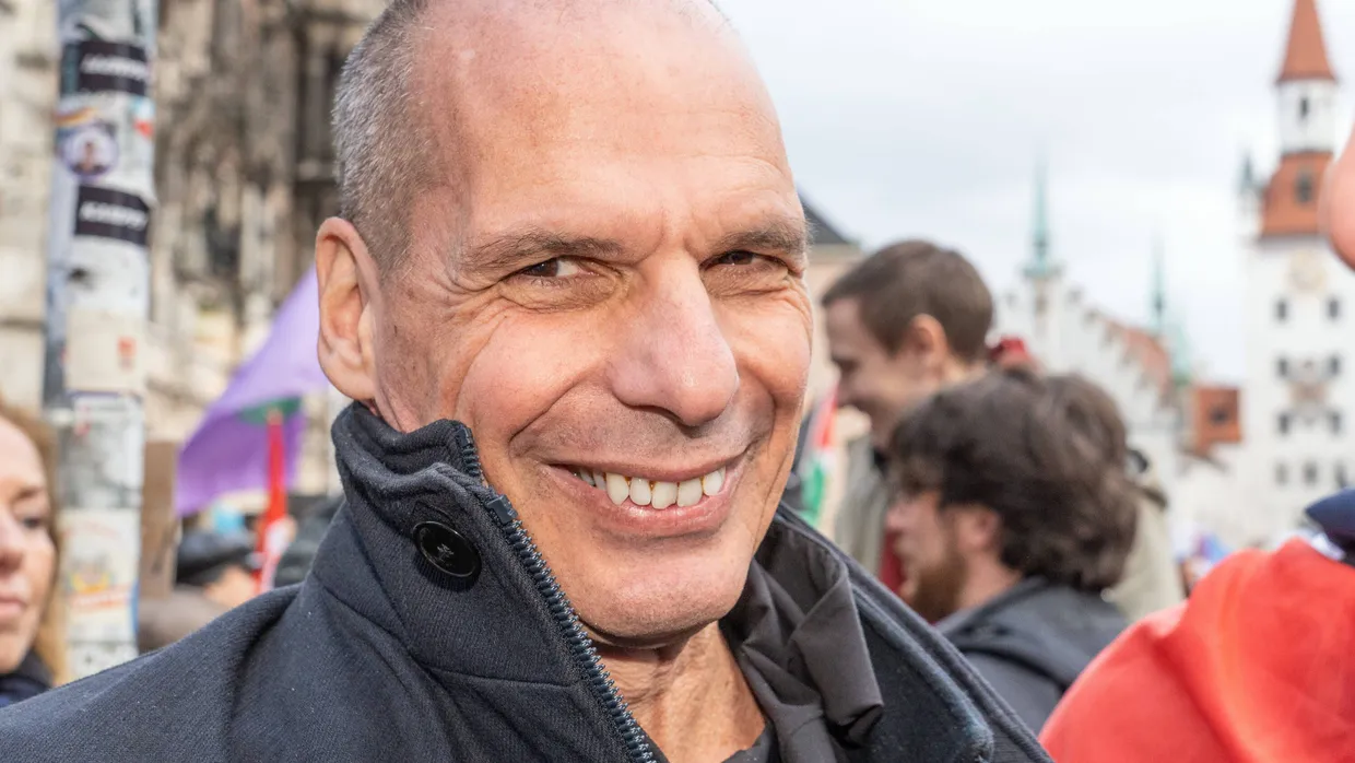 Einer der Unterzeichner der antiisraelischen Petition: Giannis Varoufakis, ehemaliger griechischer Finanzminister, als Redner bei der Demonstration gegen die Münchner Sicherheitskonferenz unter dem Motto „Gegen die NATO-Kriegstagung“ am 17. Februar.