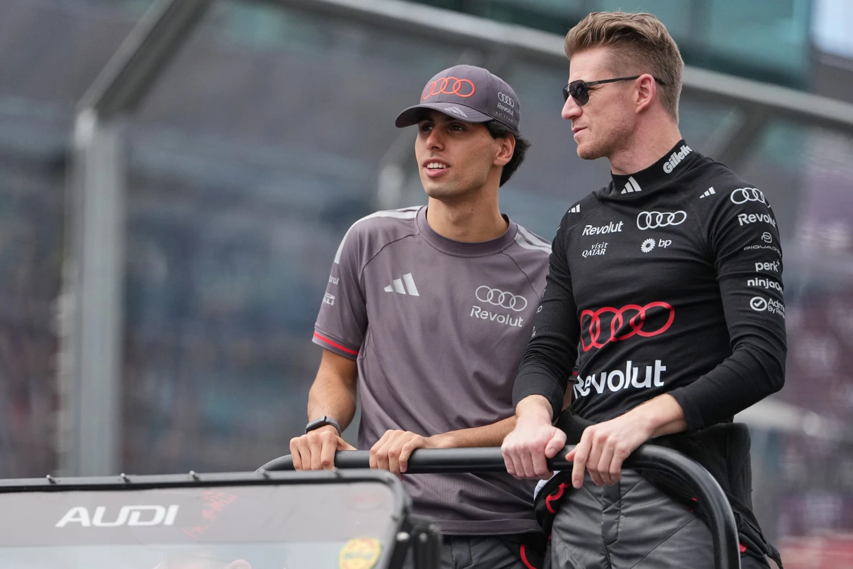 Nico Hülkenberg (rechts) und Teamkollege Gabriel Bortoleto während der Fahrerparade vor dem Rennen in Melbourne.