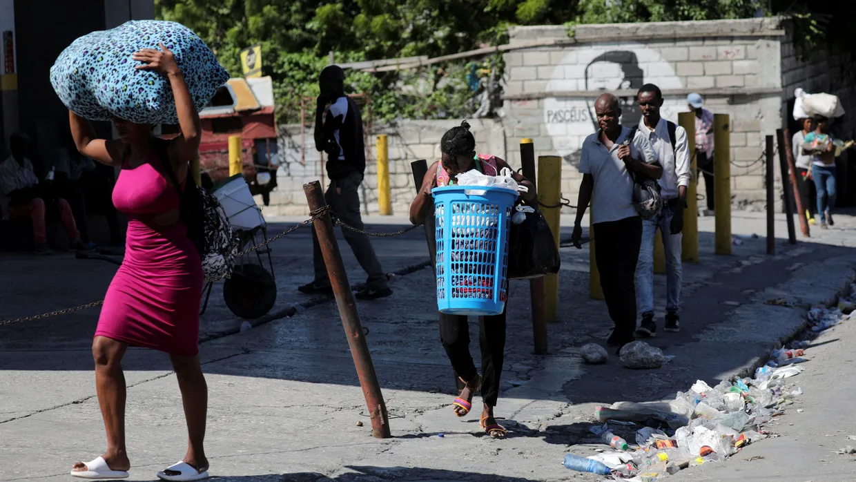 Viele Menschen fliehen aus Haitis Hauptstadt Port-au-Prince.