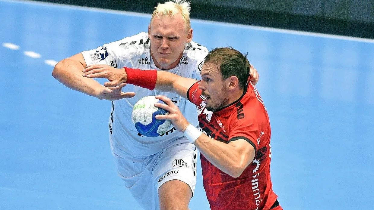 Zweikampf mit Patrick Wiencek (hinten) vom THW Kiel: Schwerer Stand für Kai Häfner