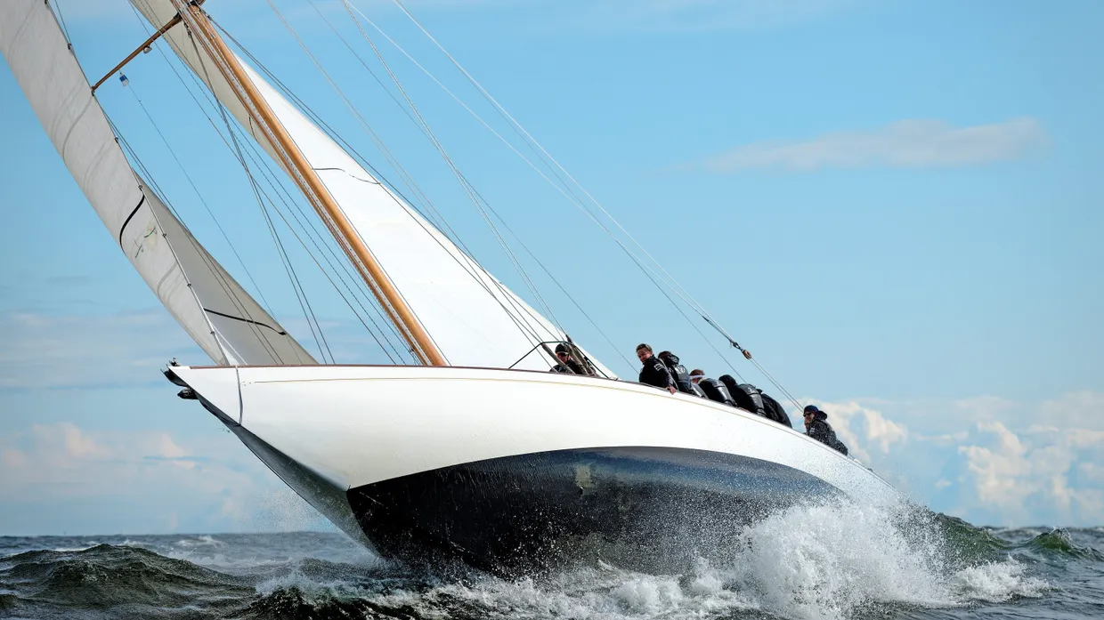 Ab vier Windstärken ist Zwölfersegeln eine kernige Sache. Exquisites Retro-Segelfestspiel mit America’s-Cup-Nimbus zur Weltmeisterschaft vor Helsinki.