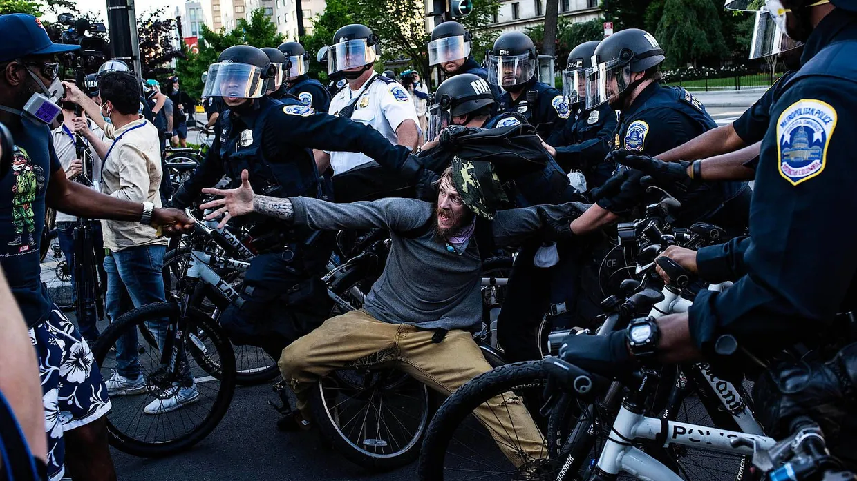 Polizisten nehmen einen Protestierenden in der Nähe des Weißen Hauses fest. Seit Ende Mai kommt es vielerorts in Amerika zu Protesten gegen Rassismus und Polizeigewalt.
