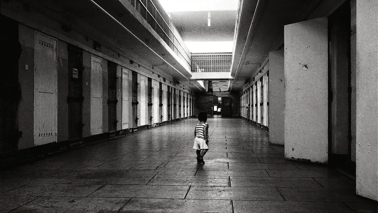 Forschende Fotografie und empathischer Blick: Jane Evelyn Atwood, aus „Too Much Time“: „This fourteen-month-old boy spent his life in prison with his mother and her cellmate. Maison d'Arrêt de femmes, „Les Baumettes“, Marseilles, France, 1991“.
