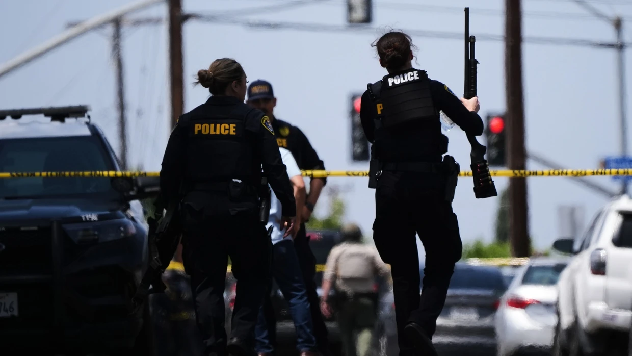 US-Polizisten stehen vor einer Absperrung bei einem Moscheegelände in San Diego, wo am Dienstag bei einem Schusswaffenangriff drei Menschen getötet wurden.
