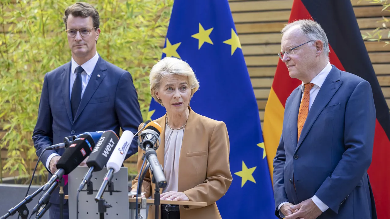 Werben für günstigen Strom: die Ministerpräsidenten Hendrik Wüst (links) und Stephan Weil mit EU-Kommissionspräsidentin Ursula von der Leyen