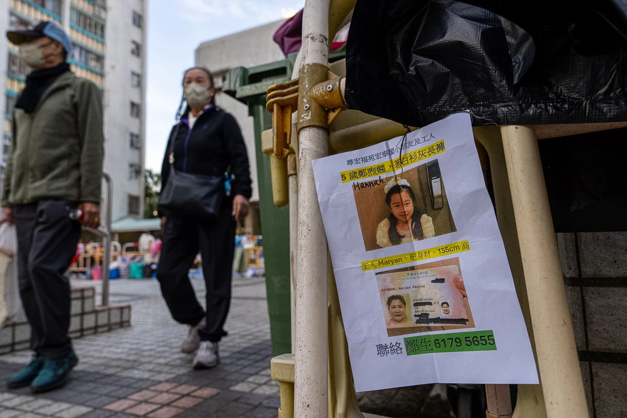 Eine Vermisstenanzeige hängt in der Nähe des Brandortes im Wang Fuk Court.