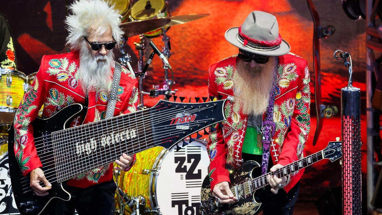 Billy Gibbons (rechts) mit Elwood Francis (an einem extravaganten Bass), der nach Dusty Hills Tod dessen Platz bei ZZ Top einnahm, im Konzert