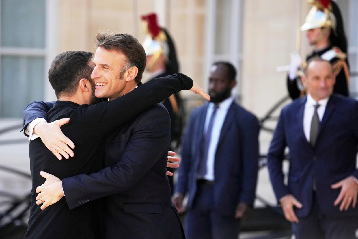 Begrüßung vor fast genau einem Jahr vor dem Ukraine-Gipfel in Paris: Der französische Präsident Emmanuel Macron und der ukrainische Präsident Wolodymyr Selenskyj