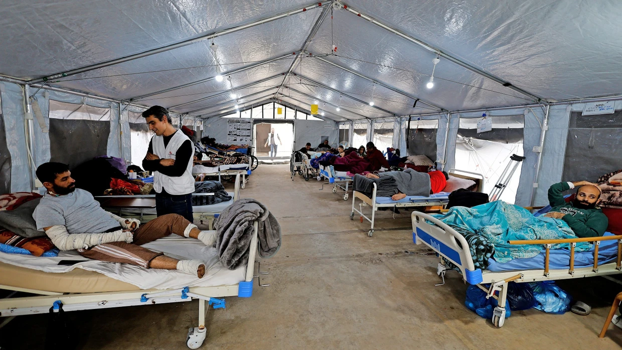 Krankenzelt: Palästinenser in einem Zelt von „Ärzte ohne Grenzen“ (MSF) in Zawaida im Gazastreifen Ende Januar