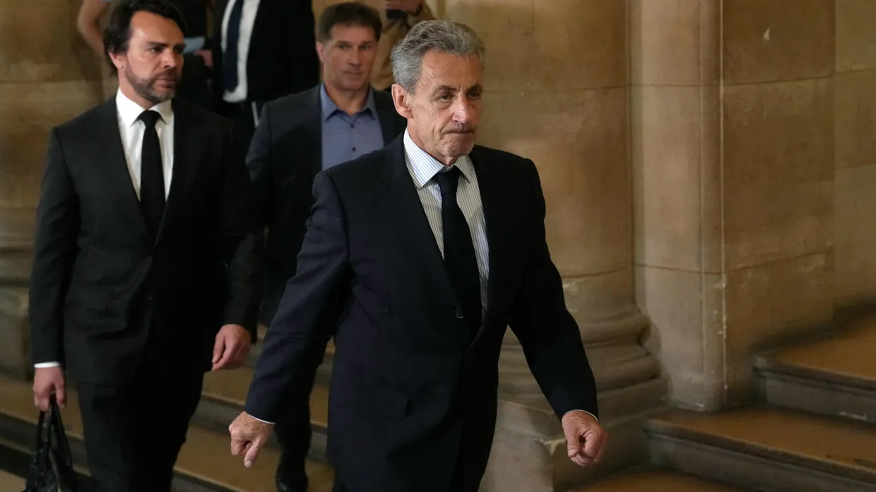 Sarkozy verlässt am Mittwoch in einer Verhandlungspause den Gerichtssaal in Paris.