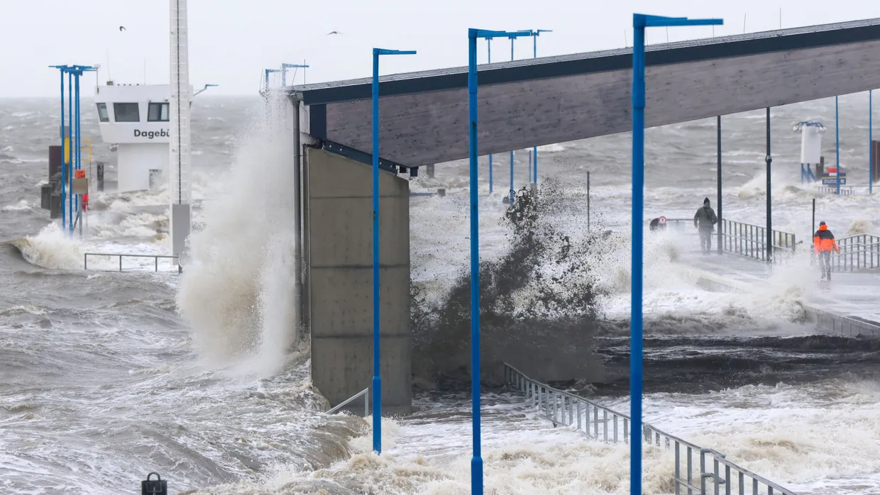 Das Wasser der Nordsee überschwemmt bei einer Sturmflut den Fähranleger von Dagebüll.