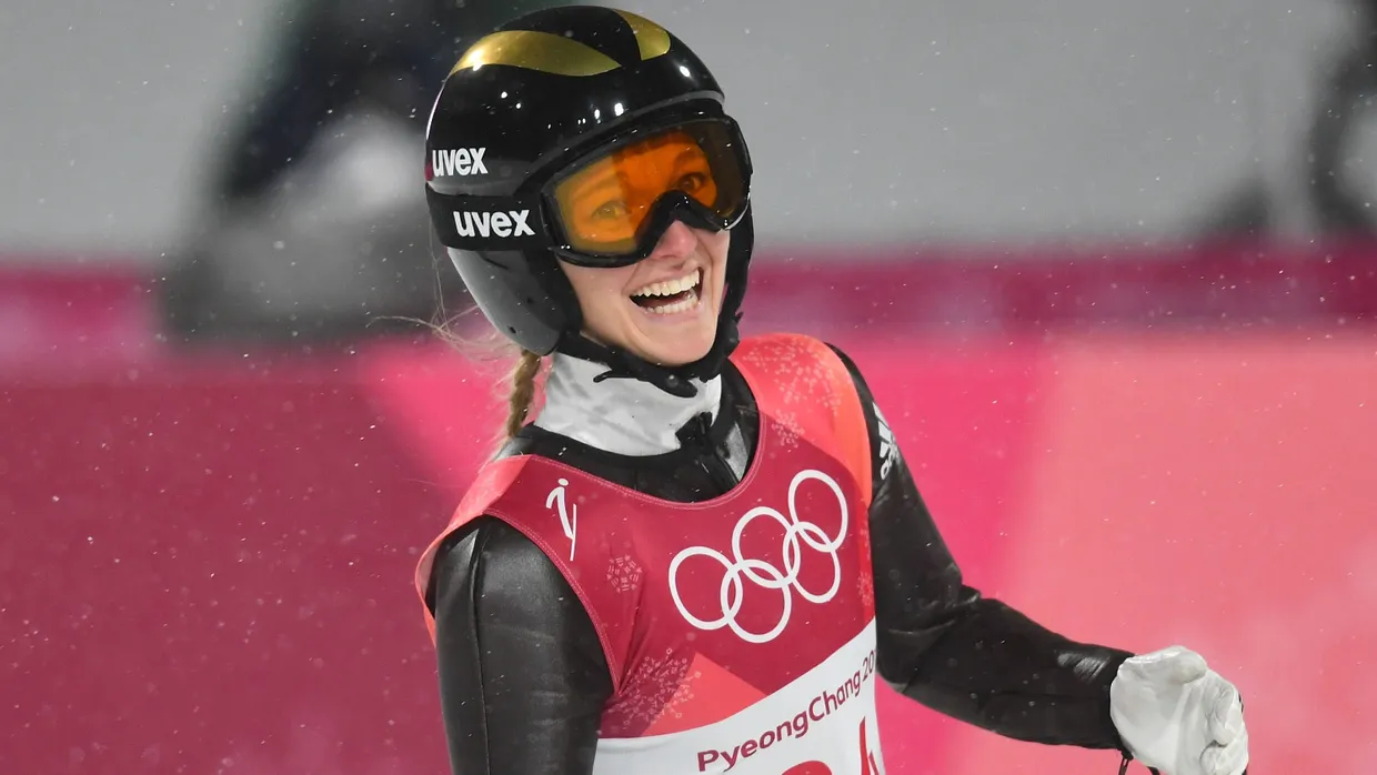 Grund zur Freude und zur besonderen Feier-Bekleidung hatte Skispringerin Katharina Althaus nach ihrer Silbermedaille.