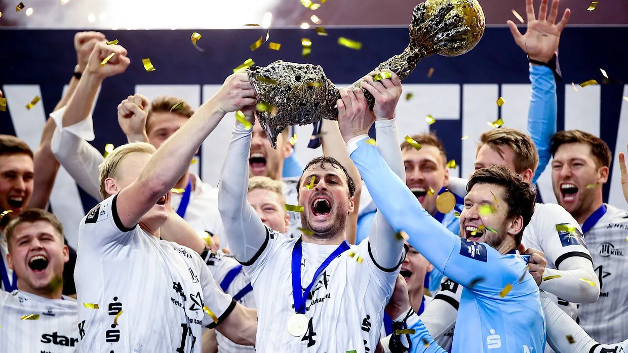 Jubel, Trubel, Heiterkeit: Die Spieler des THW recken die Champions-League-Trophäe in die Höhe.