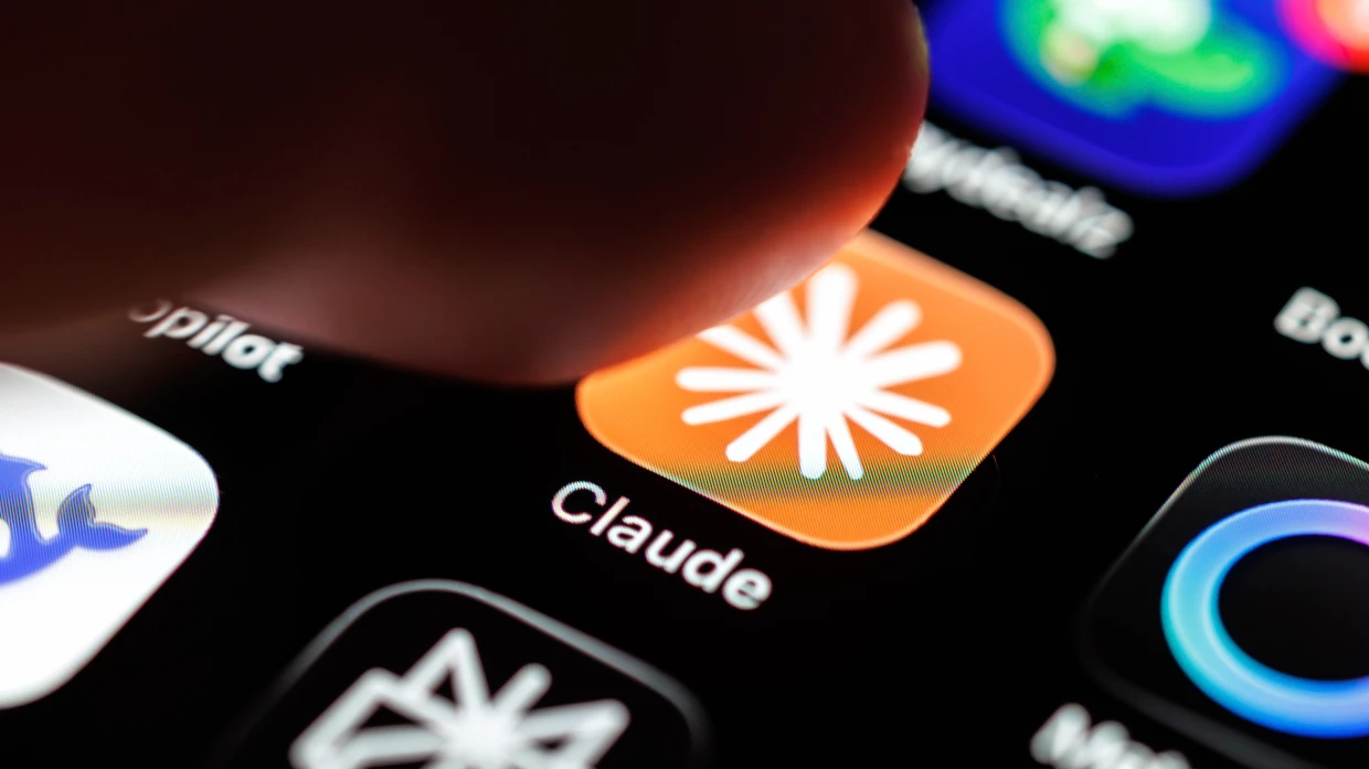 Das Logo der App „Claude“ von Anthropic ist auf dem Display eines Smartphones in Deutschland zu sehen.
