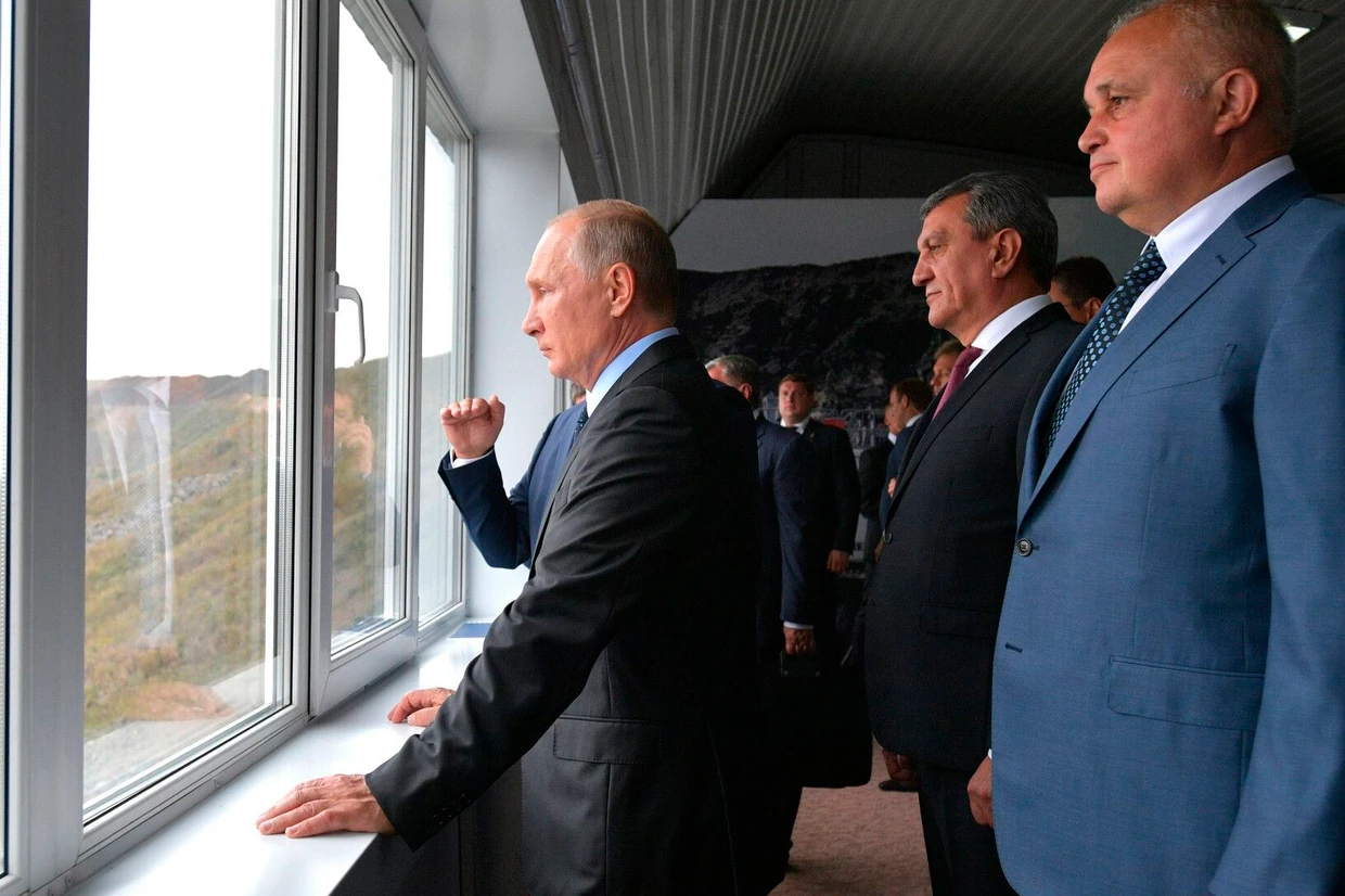 Dieses vom Kreml zur Verfügung gestellte Bild zeigt Wladimir Putin beim Besuch des Kohlebergwerks Chernigovet in Kemerowo