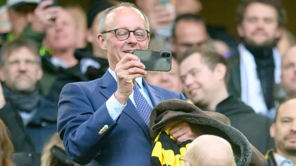 Erstes Bundesligaspiel als Kanzler: Friedrich Merz sitzt beim 3:2-Erfolg der Dortmunder gegen St. Pauli auf der Tribüne.