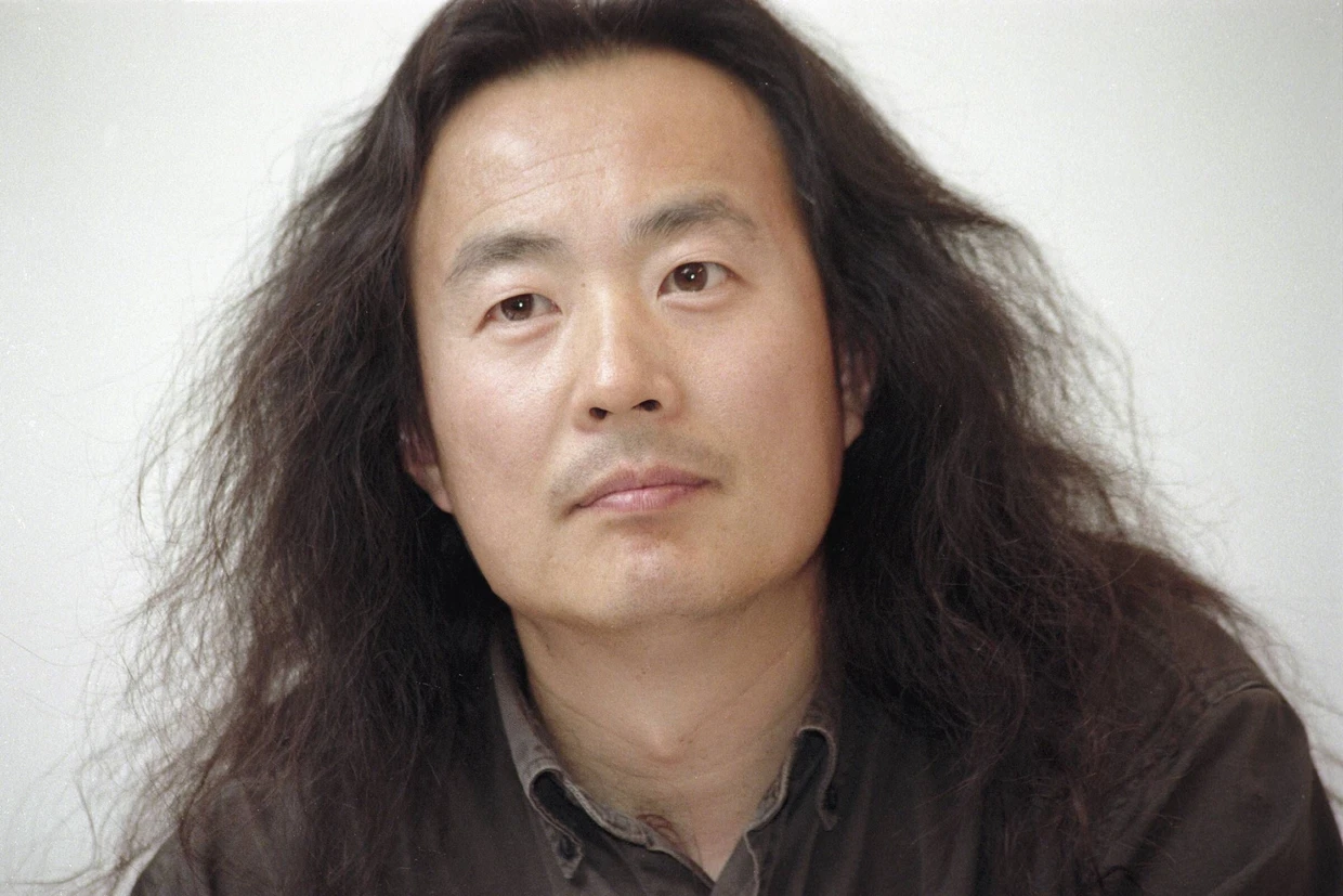 Yang Lian ist Schriftsteller und lebt im Exil in Berlin und London.