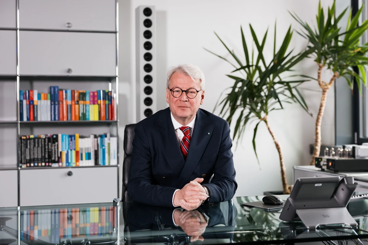 Peter Liggesmeyer sitzt in seinem Büro am Institut.